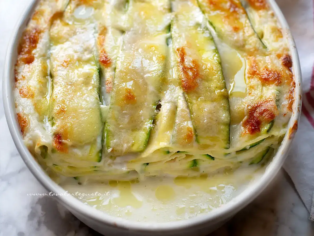 Lasagne di zucchine al forno, dorate e filanti, con strati di verdura e besciamella cremosa.