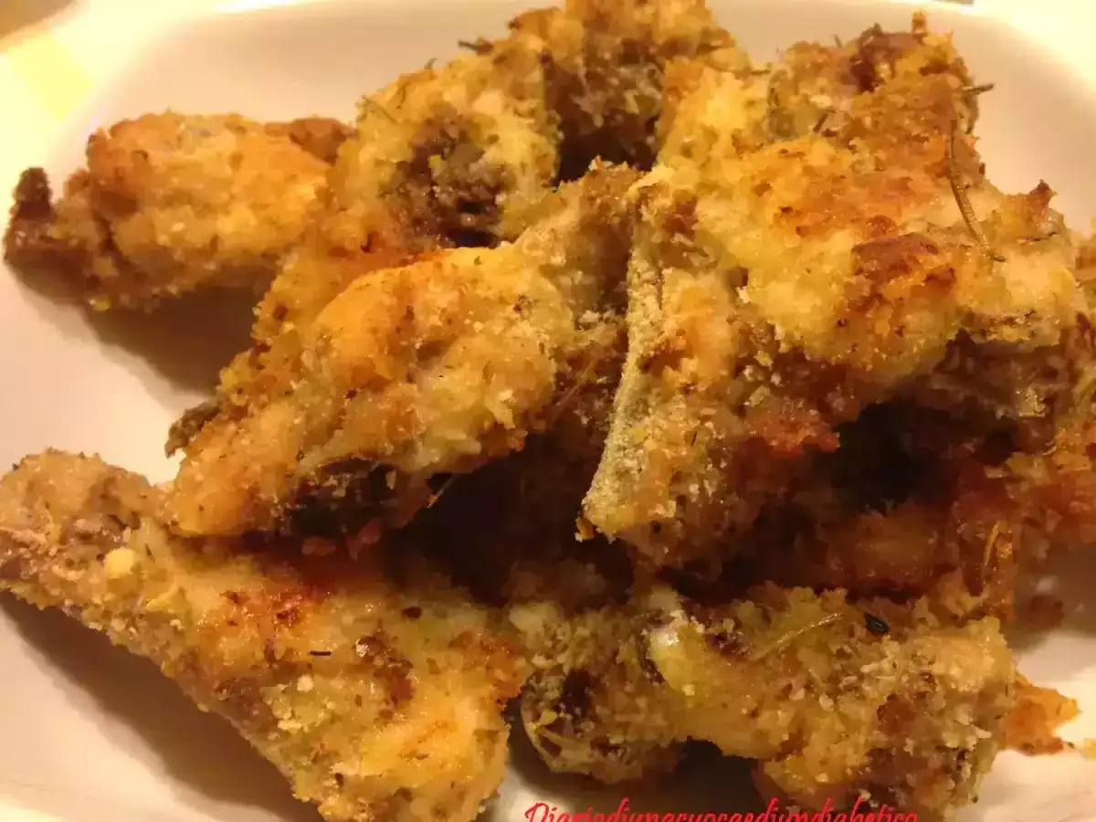 Un piatto invitante di pollo al forno croccante, dorato e aromatico, pronto per essere gustato.