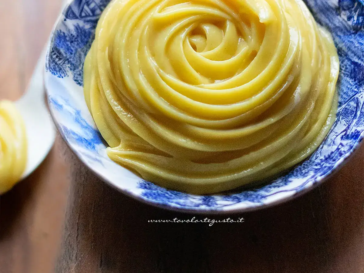 Una deliziosa crema al latte, liscia e vellutata, servita in una ciotola decorata con motivi blu.