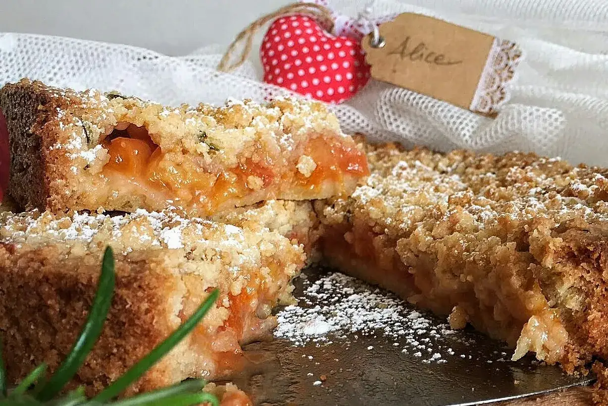 Torta sbriciolata con pesche, perfetta per le tue ricette con le pesche. Un dolce rustico e delizioso.
