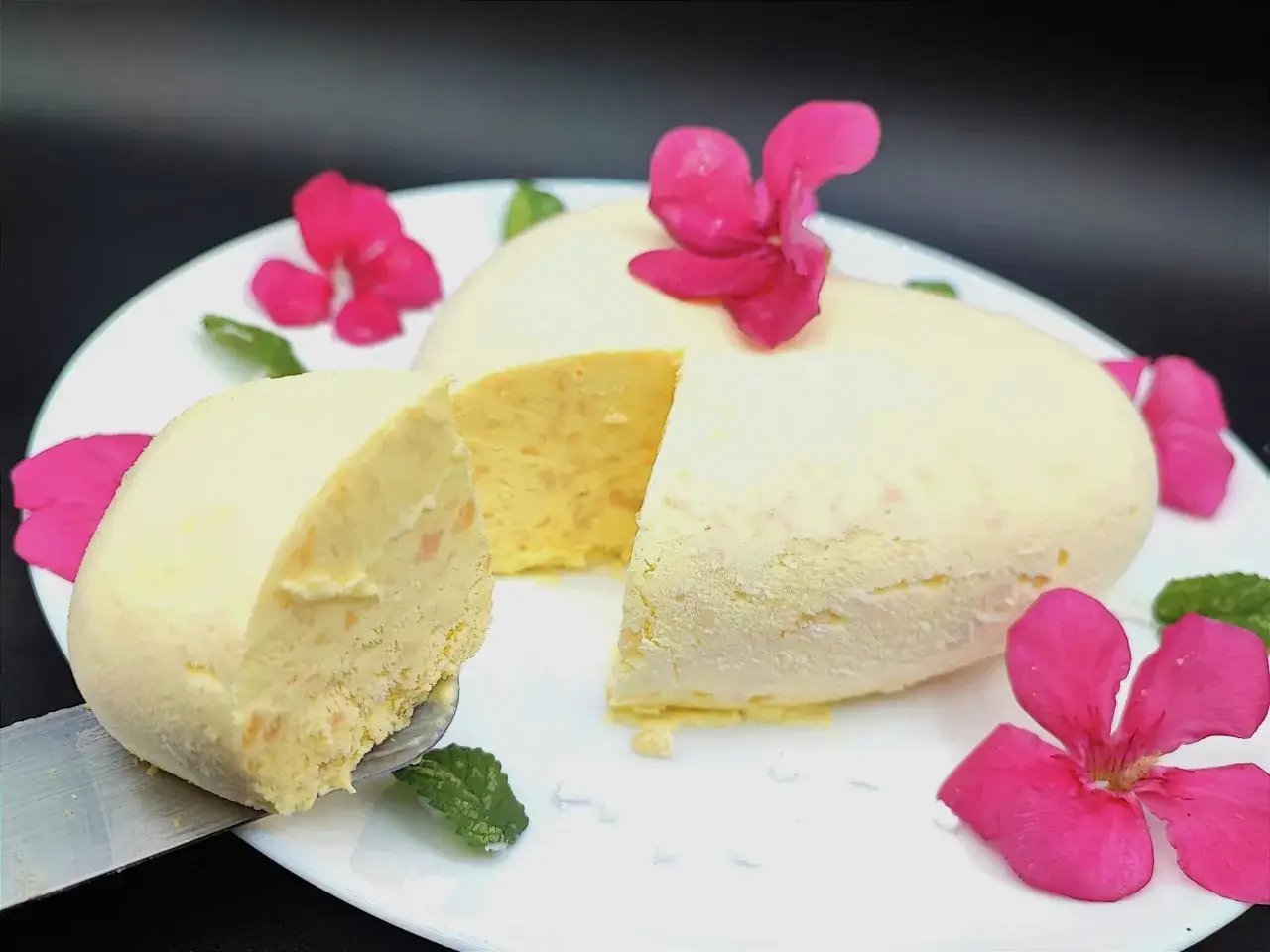 Delizioso semifreddo al melone, servito su un piatto bianco con petali rosa e foglie di menta.