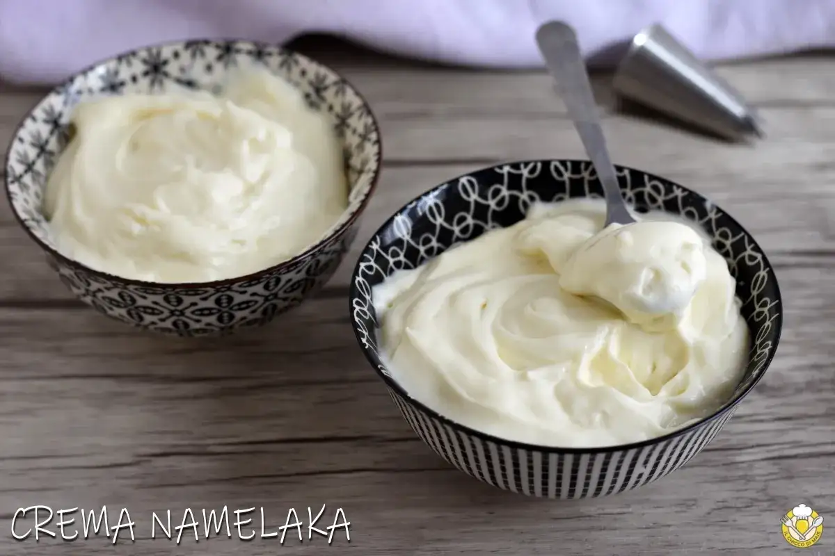 Due ciotole con una vellutata namelaka al cioccolato bianco, pronta per essere gustata o utilizzata per decorare dolci.