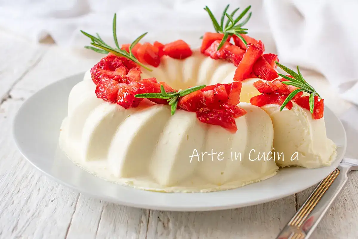 Deliziosa bavarese alla vaniglia decorata con fragole fresche e rametti di rosmarino. Un dolce elegante e leggero.