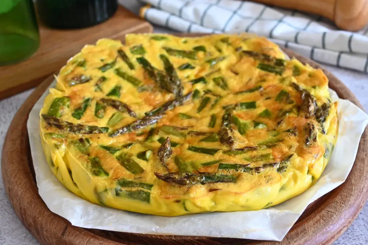 Una gustosa frittata di asparagi, dorata e soffice, pronta per essere gustata.