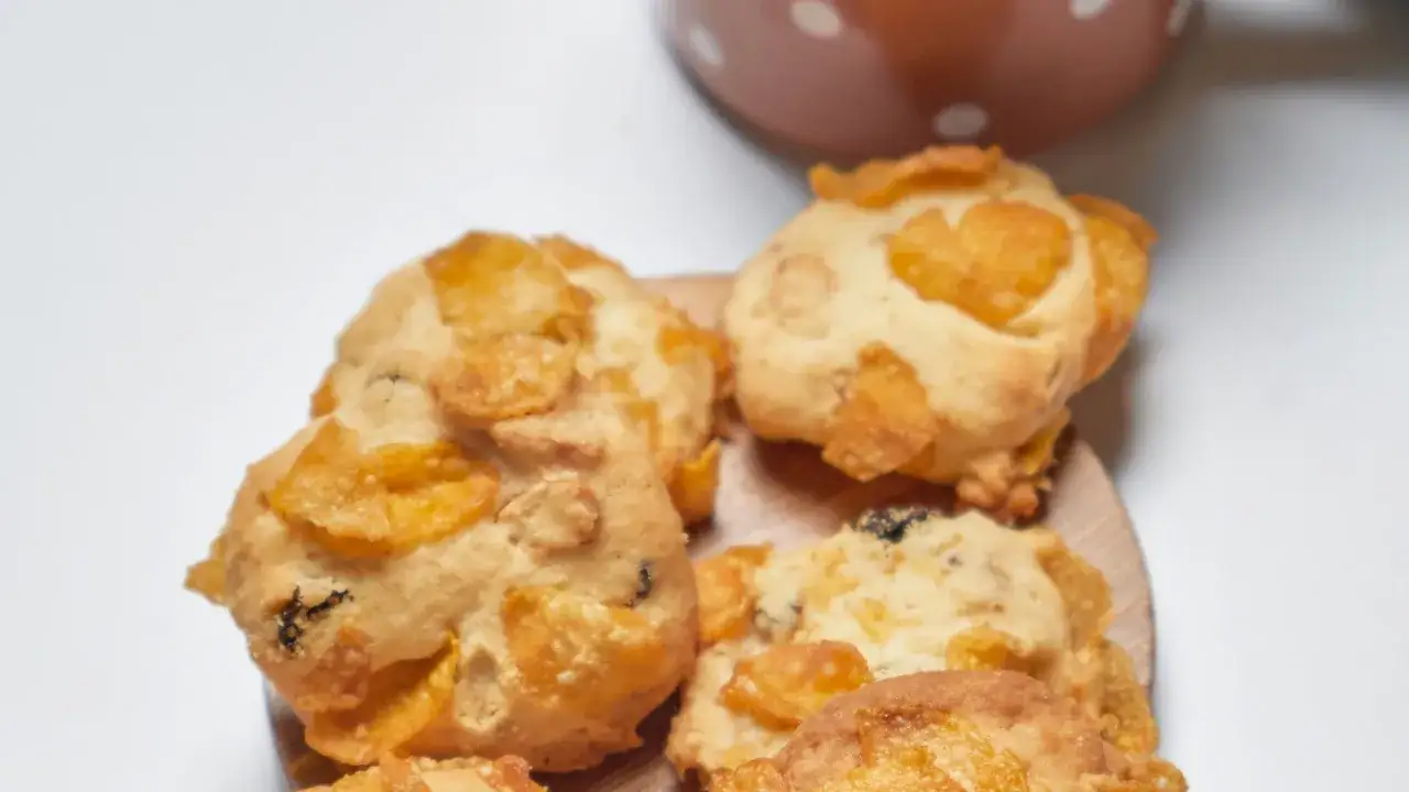 Deliziosi biscotti con corn flakes e uvetta, perfetti per una pausa golosa.