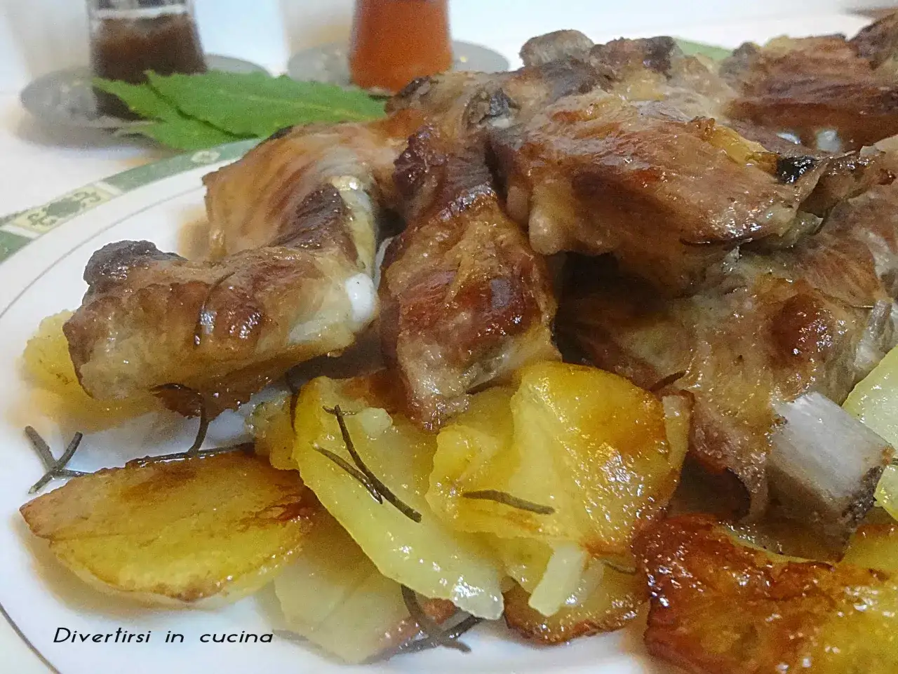 Puntine di maiale succulente e patate arrosto con rosmarino, un piatto che invita a divertirsi in cucina.