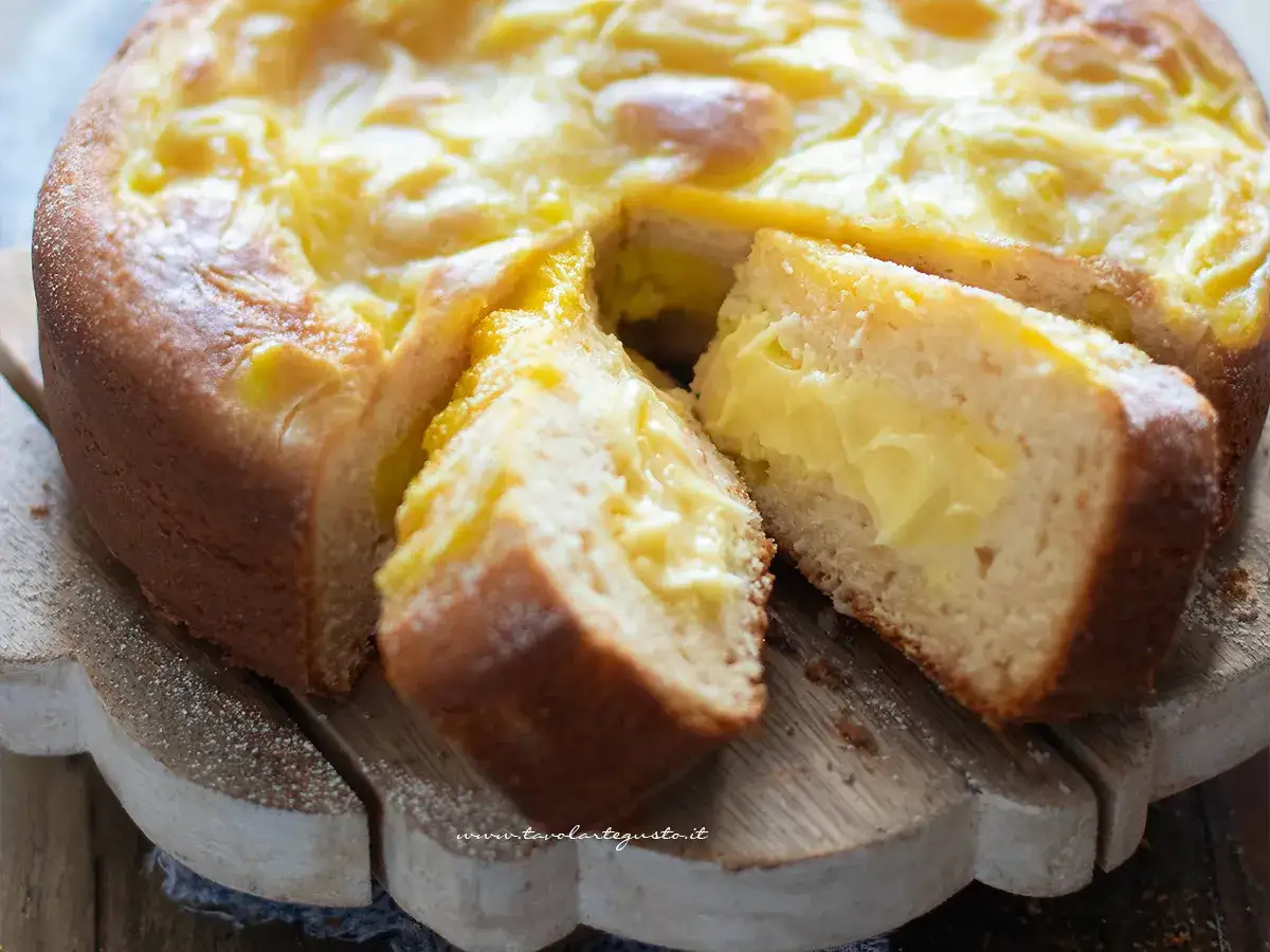 Torta soffice con crema gialla, un delizioso tiramis&ugrave; al limone pronto da gustare.