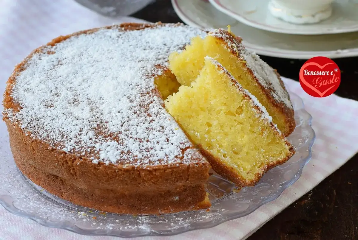 Torta semplice e veloce, soffice e profumata, cosparsa di zucchero a velo. Perfetta per ogni occasione.