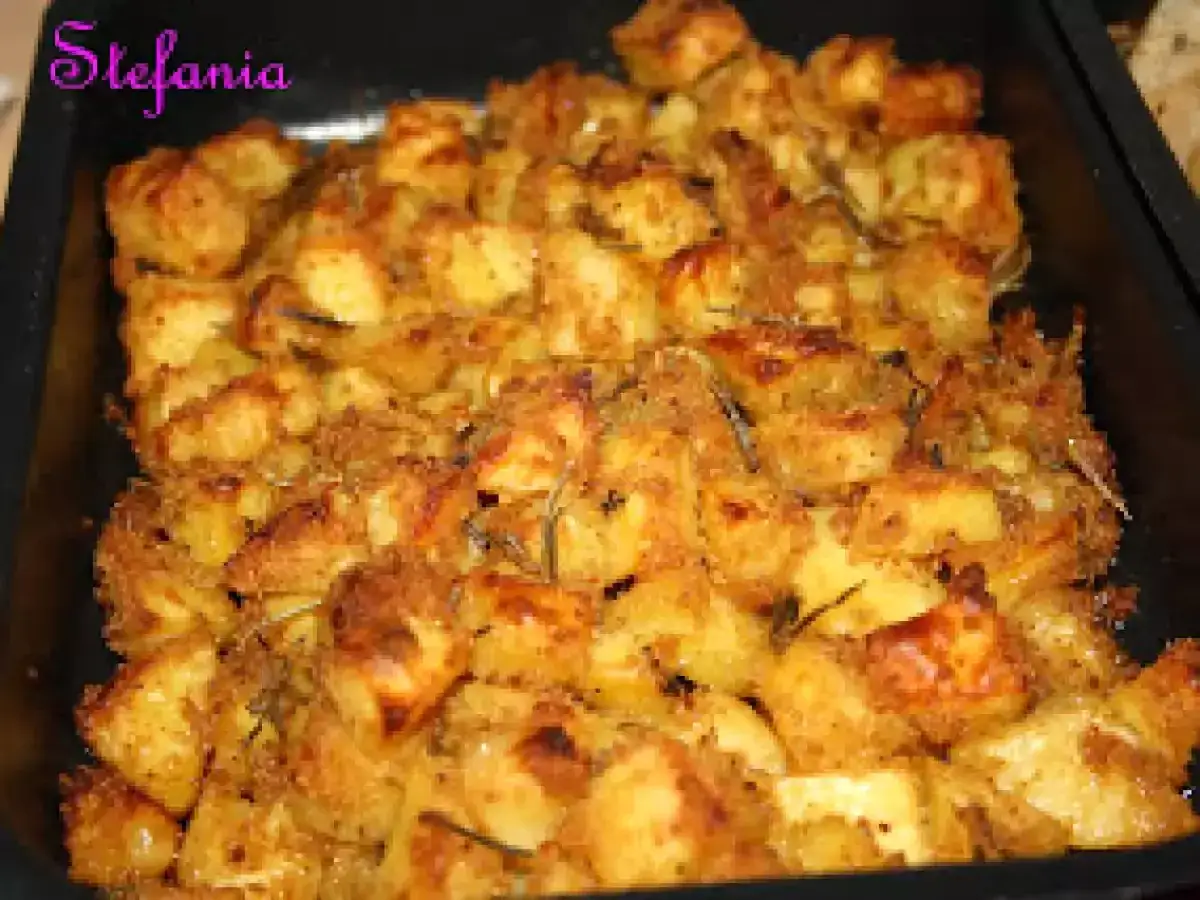 Patate al forno veloci, dorate e croccanti, condite con erbe aromatiche. Un contorno perfetto e gustoso.