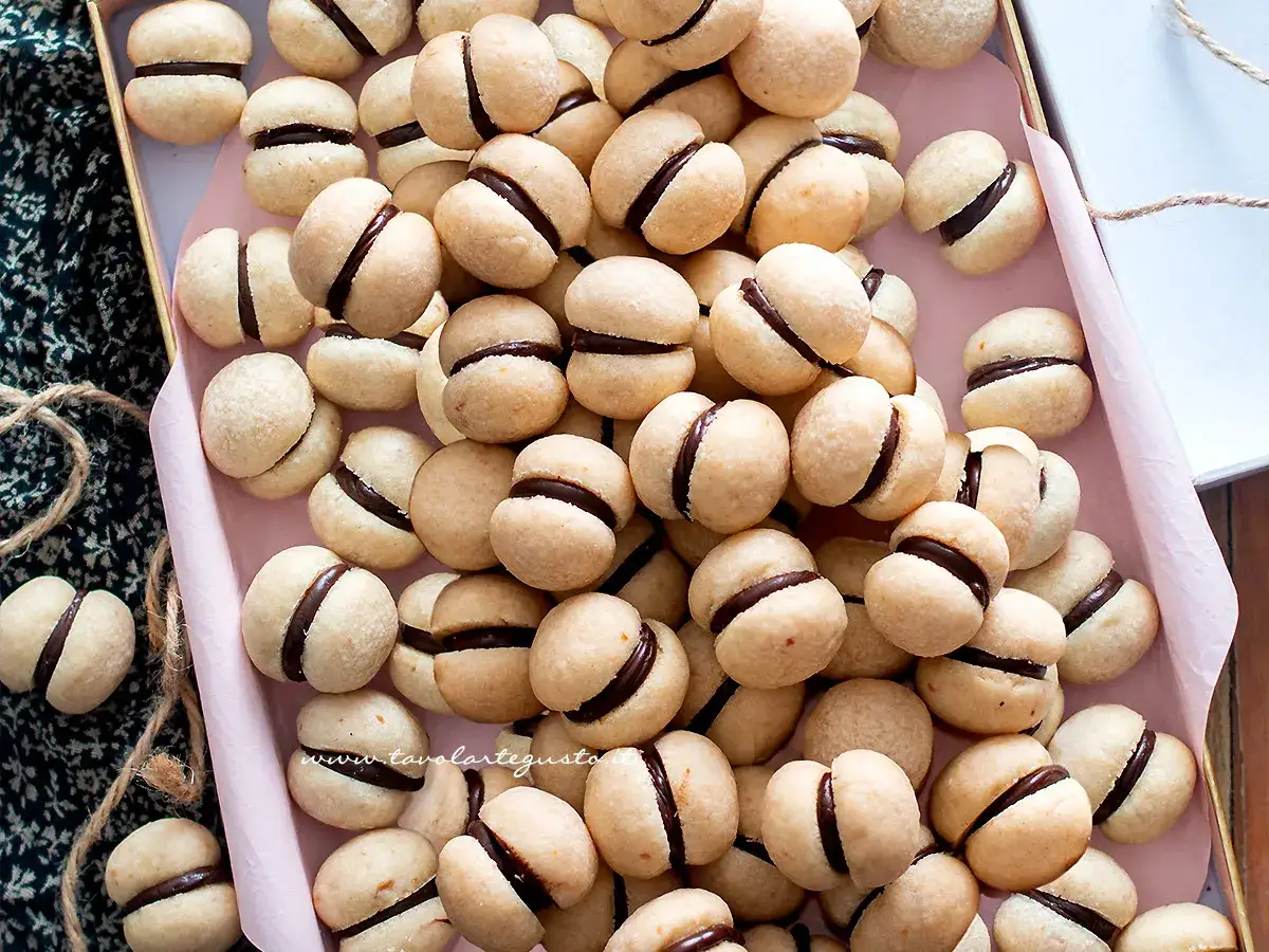 Un vassoio pieno di deliziosi baci di dama, biscotti friabili con un cuore di cioccolato fondente.