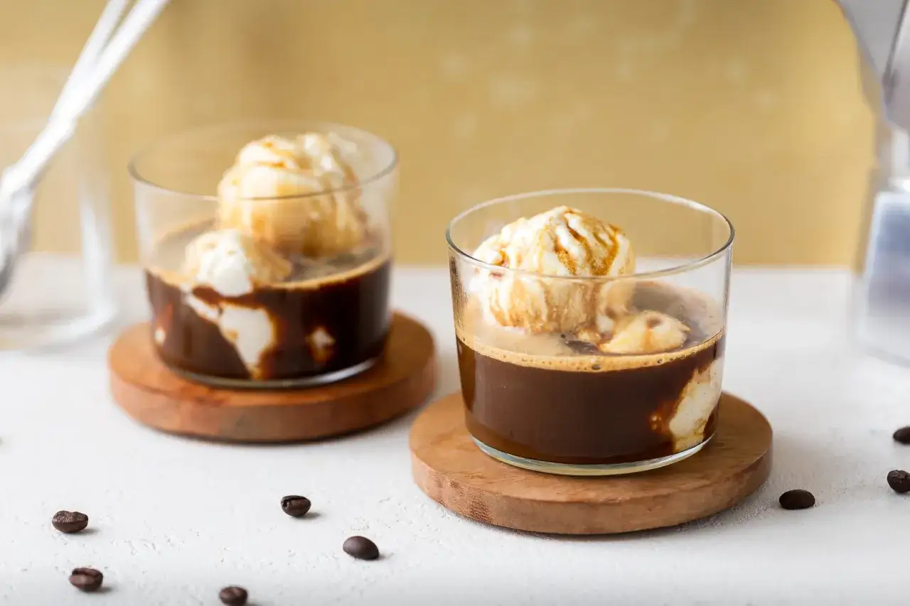 Due bicchieri di cremoso affogato al caff&egrave;, con gelato alla vaniglia che si scioglie nell'espresso caldo.