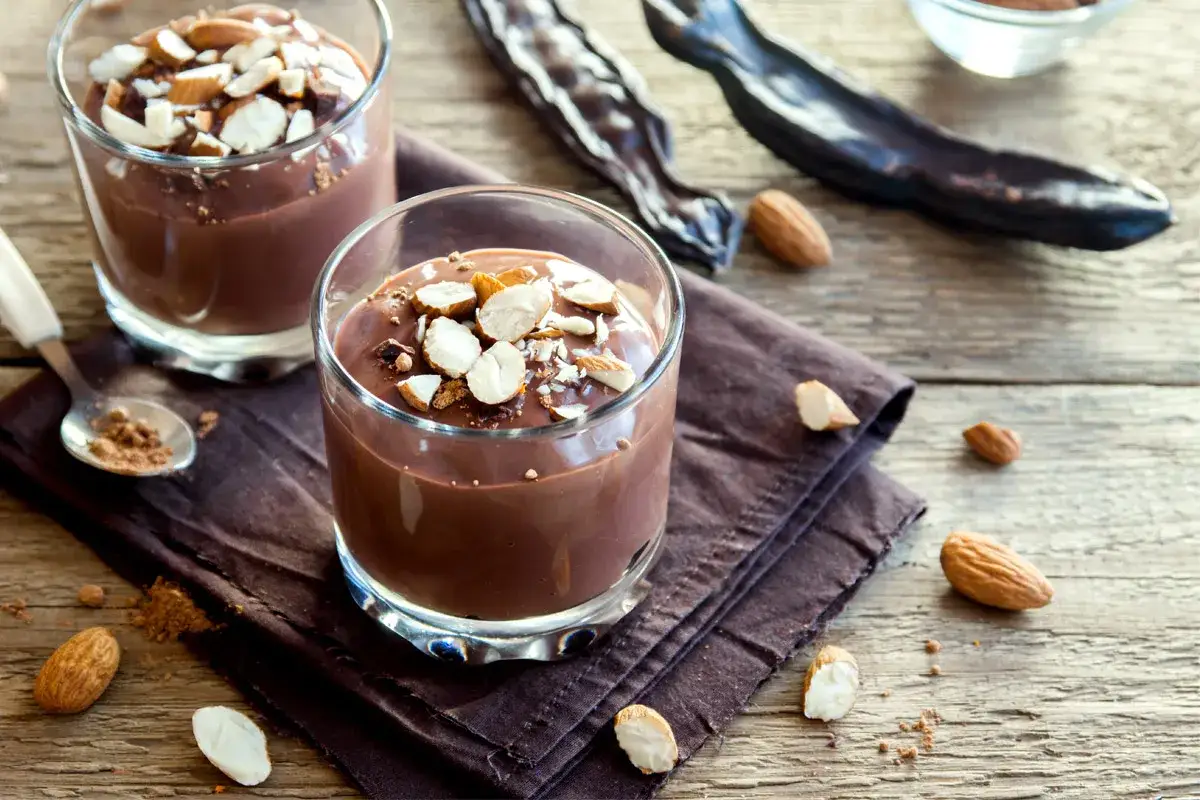Delizioso budino cachi e cacao, guarnito con mandorle tritate, su un tavolo di legno rustico.