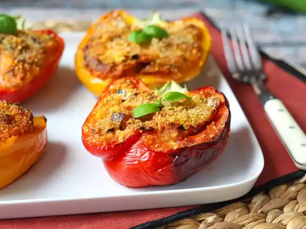 Peperoni al forno ripieni, colorati e invitanti, guarniti con basilico fresco.