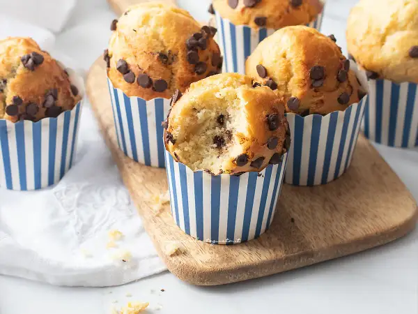 Muffin in friggitrice ad aria, soffici e golosi, con gocce di cioccolato, pronti per essere gustati.