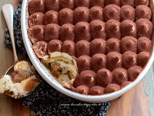 Tiramisù ricetta Benedetta, cremoso e goloso, pronto per essere gustato. Un classico intramontabile.