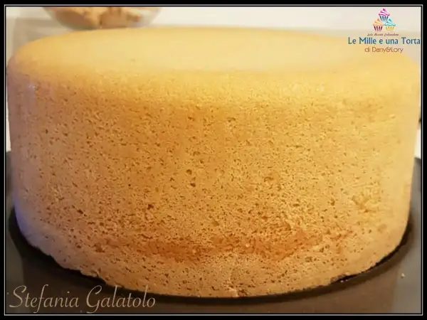 Un soffice pan di spagna, pronto per essere farcito e decorato. La sua consistenza perfetta promette un dolce delizioso.