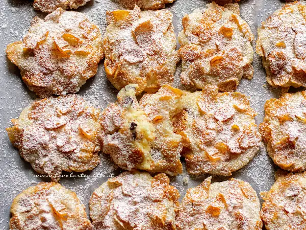 Deliziosi biscotti con corn flakes, cosparsi di zucchero a velo, invitano a un assaggio croccante e goloso.