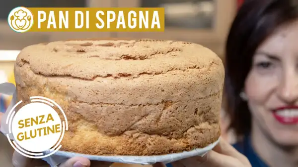 Un soffice pan di spagna senza glutine, perfetto per ogni occasione. La donna sorride sullo sfondo.