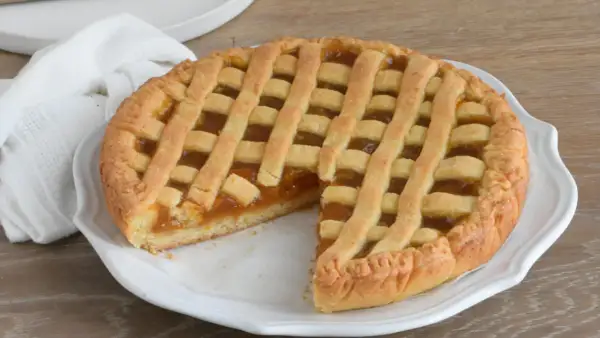 Una deliziosa crostata di marmellata, con la sua crosta dorata e il ripieno invitante, pronta per essere gustata.