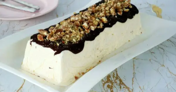Parfait di mandorle ricoperto di cioccolato fuso e granella croccante. Un dolce fresco e goloso, perfetto per ogni occasione.