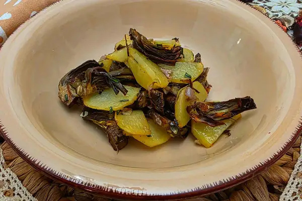 Carciofi croccanti e patate dorate, un contorno perfetto preparato in friggitrice ad aria.