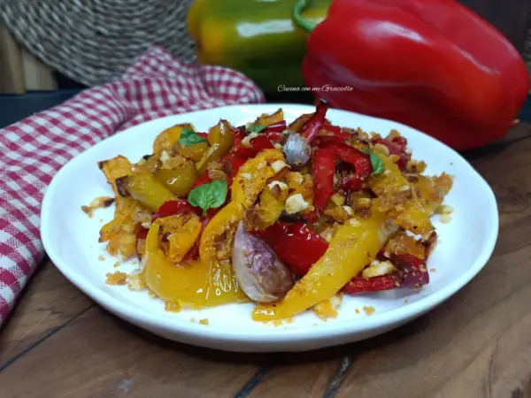 Peperoni gratinati in friggitrice ad aria, un piatto colorato e saporito, con pangrattato croccante e aglio.