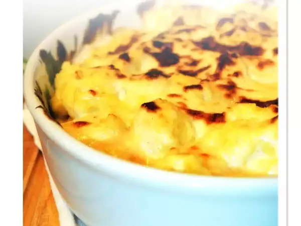 Gnocchi alla parigina dorati e filanti in una ciotola, pronti per essere gustati.