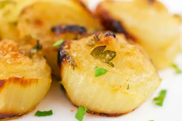 Cipolla al forno intera, dorata e profumata, con erbe aromatiche fresche. Un contorno semplice e gustoso.