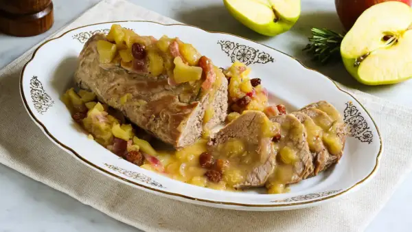Un succulento filetto di maiale Cannavacciuolo, cotto a puntino e servito con una composta di mele e uvetta.