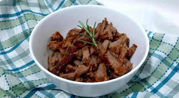 Deliziosi straccetti di vitello cotti a puntino, guarniti con un rametto di rosmarino fresco.