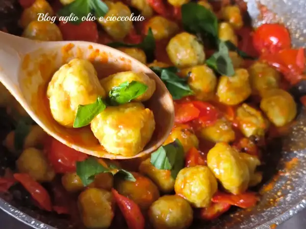 Gnocchi di zucchine succulenti in padella con pomodorini e basilico fresco. Un piatto leggero e saporito.