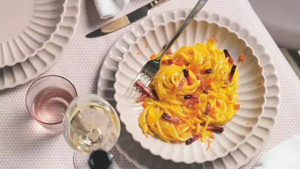 Spaghetti veloci e sfiziosi, un piatto cremoso con guanciale croccante e pepe nero, pronto in pochi minuti per un pasto delizioso.