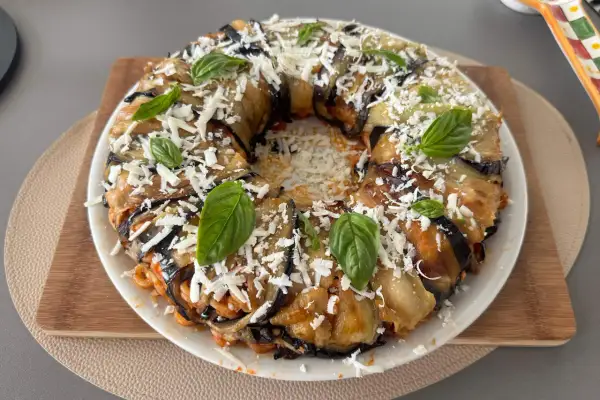 Anelletti al forno alla siciliana con melanzane, un piatto invitante con pasta, melanzane, formaggio grattugiato e basilico fresco.